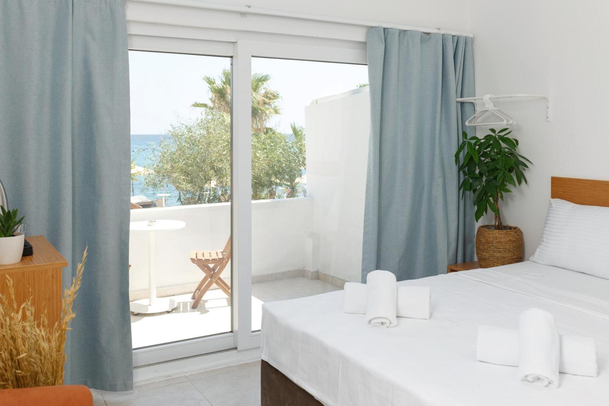 Azure Bay Hotel Ayia Varvara Екстериор снимка