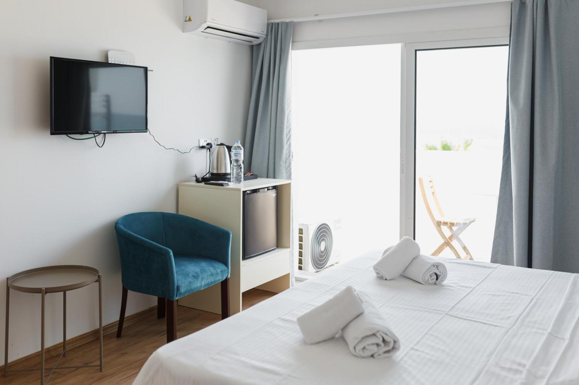 Azure Bay Hotel Ayia Varvara Екстериор снимка