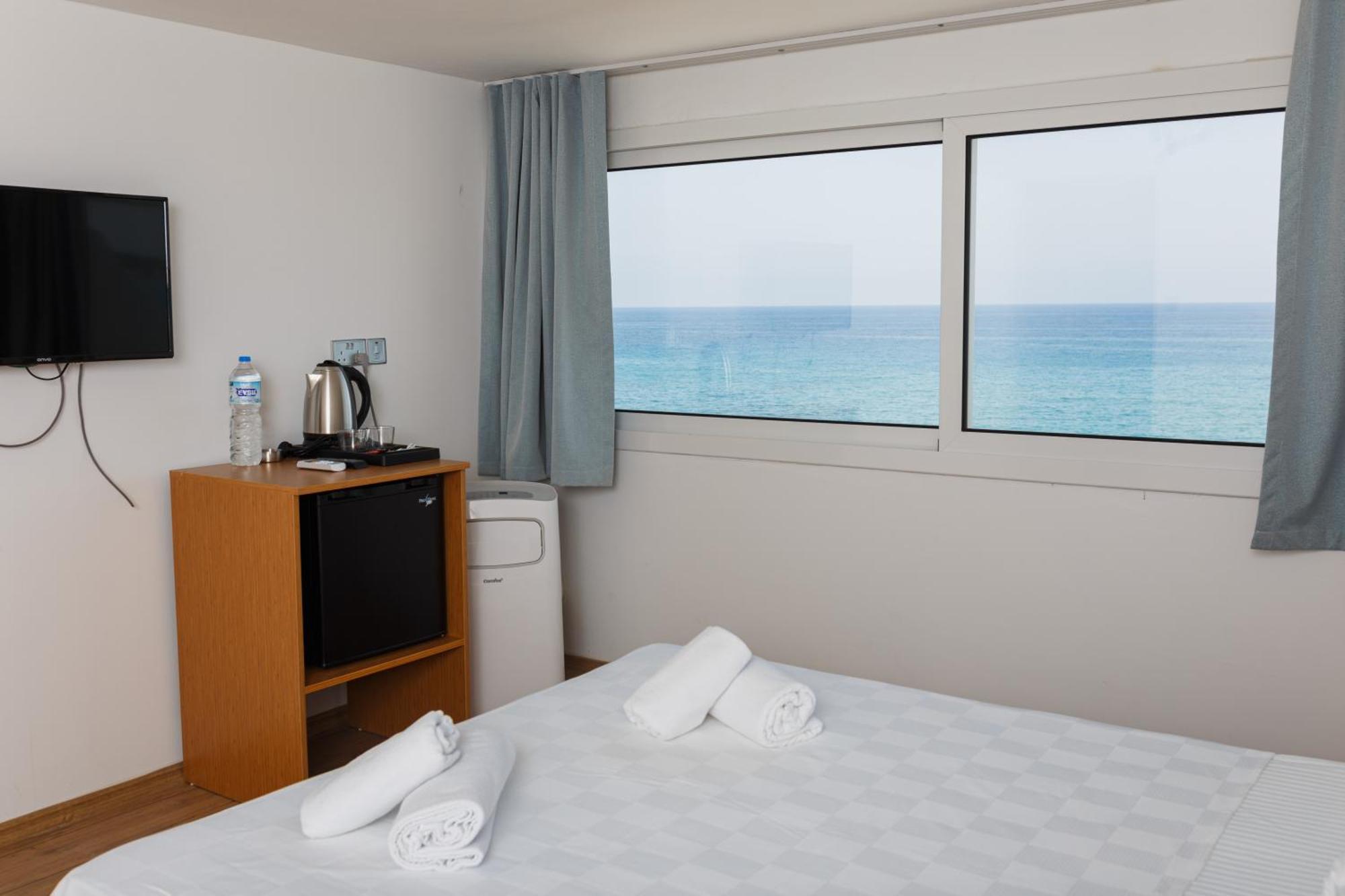 Azure Bay Hotel Ayia Varvara Екстериор снимка