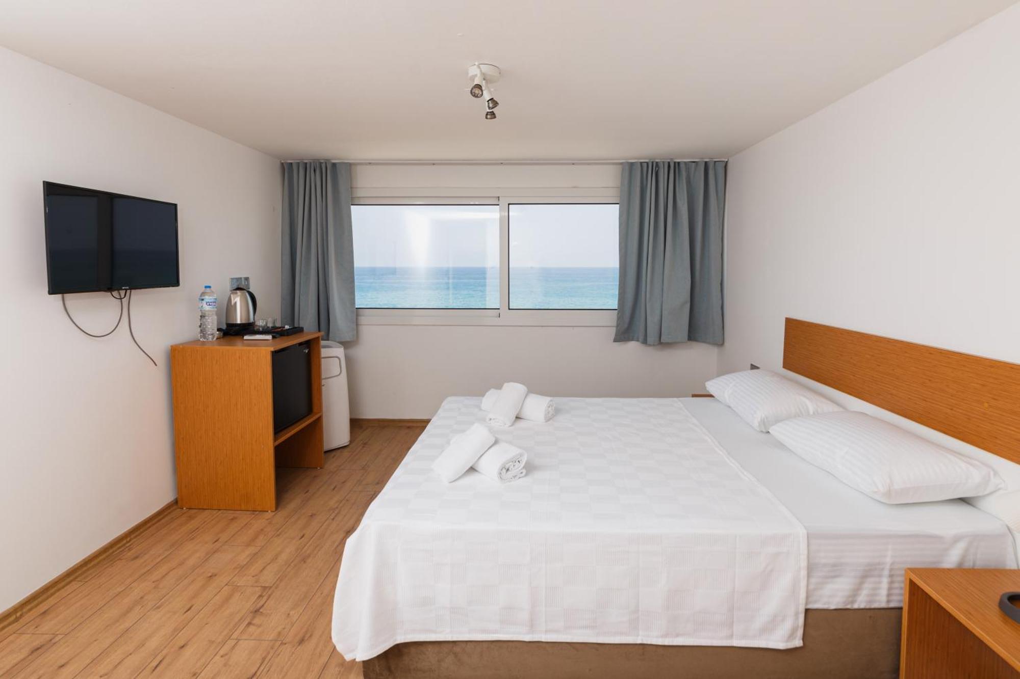 Azure Bay Hotel Ayia Varvara Екстериор снимка